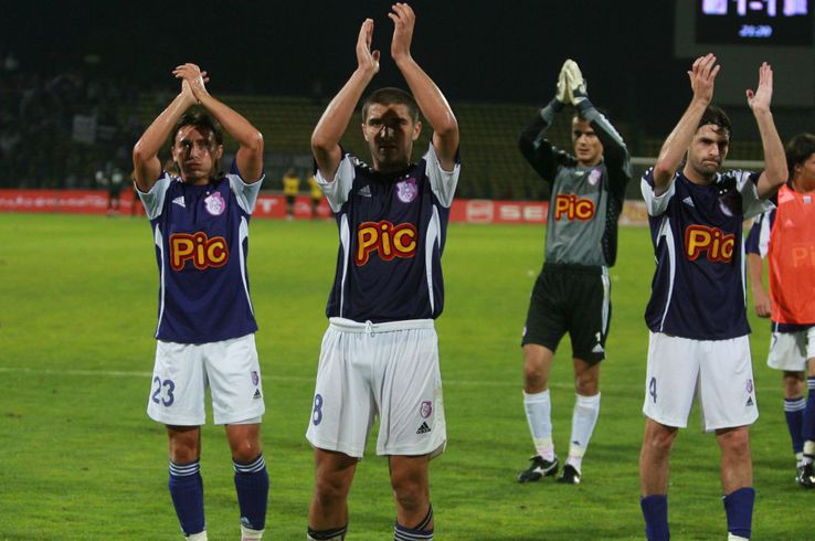 Monel Cârstoiu, în plan apropiat. Lângă el, Ilie Poenaru, goalkeeper-ul Boșneag și argentinianul Elias Bazzi / Sursă foto: Arhivă GSP