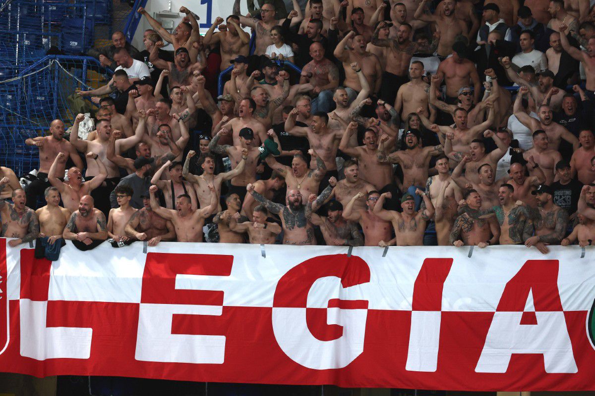 Imaginile serii în cupele europene: izolată într-o „mare” de ultrași la bustul gol + Colegul lui Ianis a oferit cadre de impact