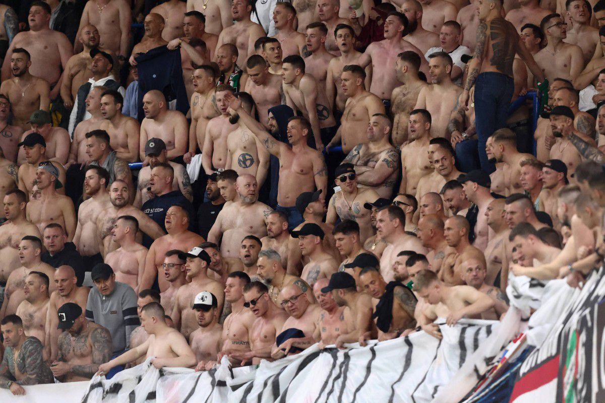 Imaginile serii în cupele europene: izolată într-o „mare” de ultrași la bustul gol + Colegul lui Ianis a oferit cadre de impact