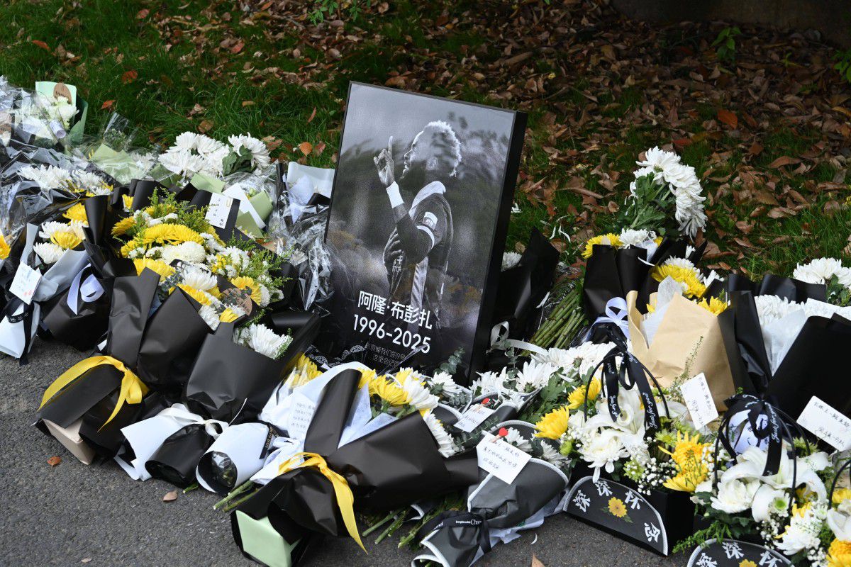 Omagiu adus post-mortem lui Aaron Boupendza în Zhejiang, China // foto: Imago Images