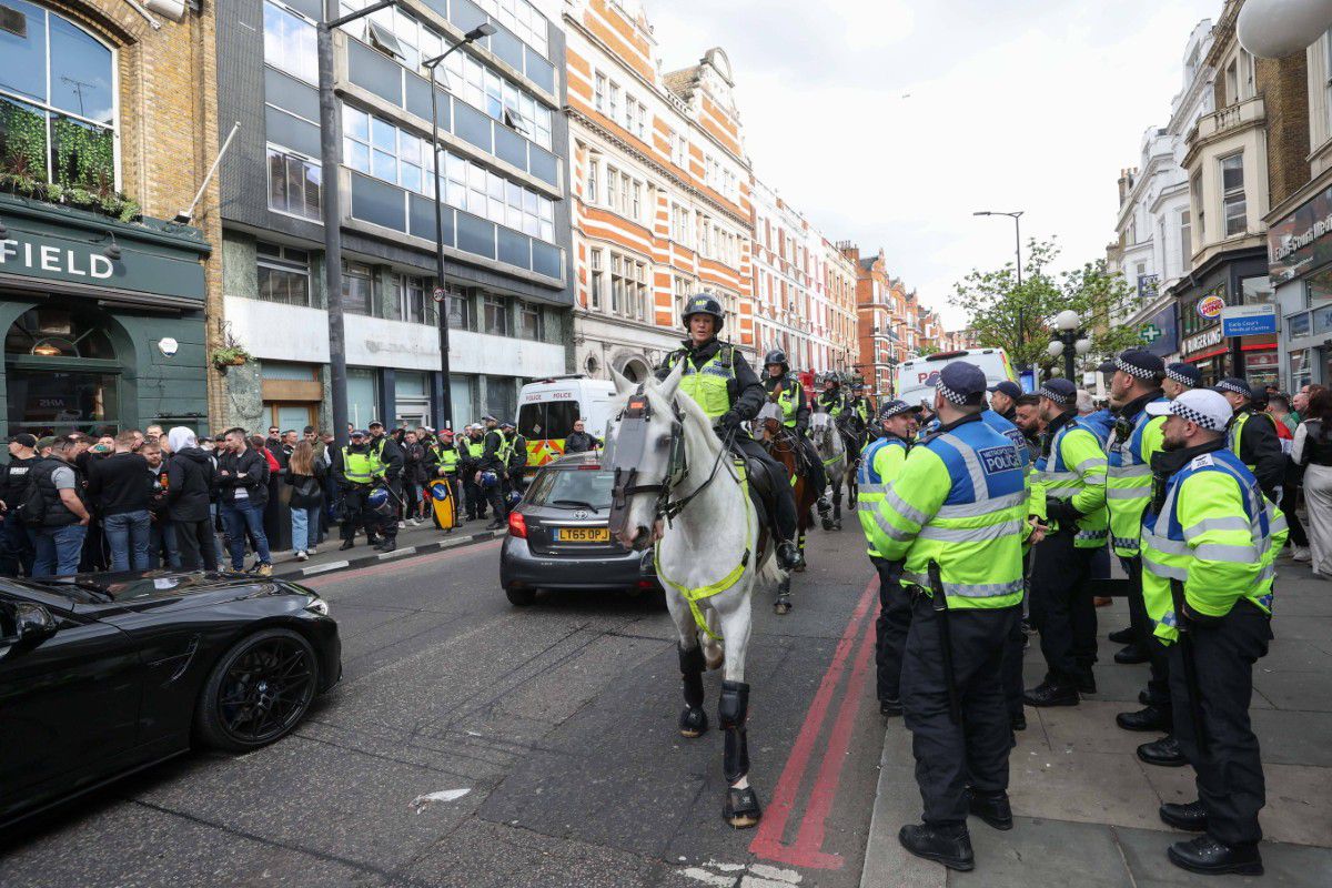 Imaginile serii în cupele europene: izolată într-o „mare” de ultrași la bustul gol + Colegul lui Ianis a oferit cadre de impact