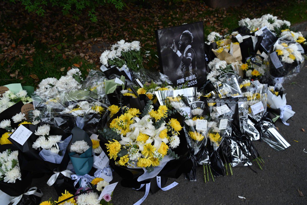 Omagiu adus post-mortem lui Aaron Boupendza în Zhejiang, China // foto: Imago Images