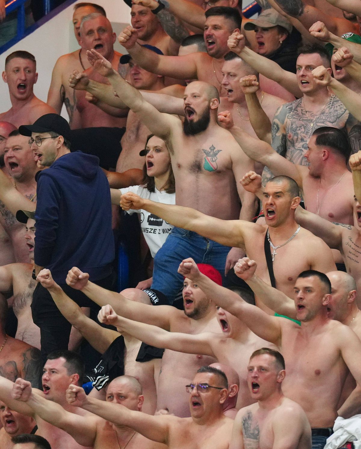 Imaginile serii în cupele europene: izolată într-o „mare” de ultrași la bustul gol + Colegul lui Ianis a oferit cadre de impact