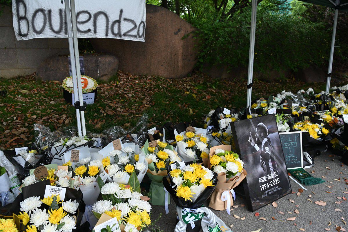 Omagiu adus post-mortem lui Aaron Boupendza în Zhejiang, China // foto: Imago Images