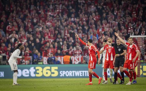 Arbitrul Zlavko Vincic îi arată cartonașul roșu lui Eduardo Camavinga / Foto: Imago