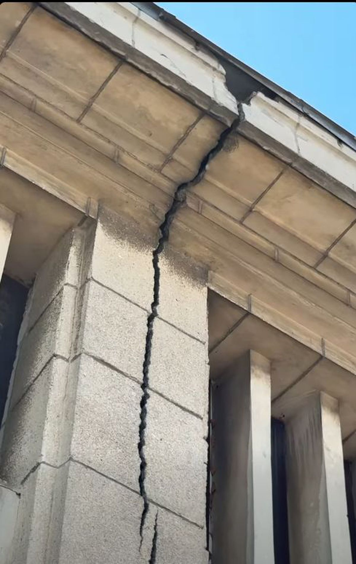 „Au vrut să împartă sala în două” » Imagini halucinante cu polivalenta istorică din România