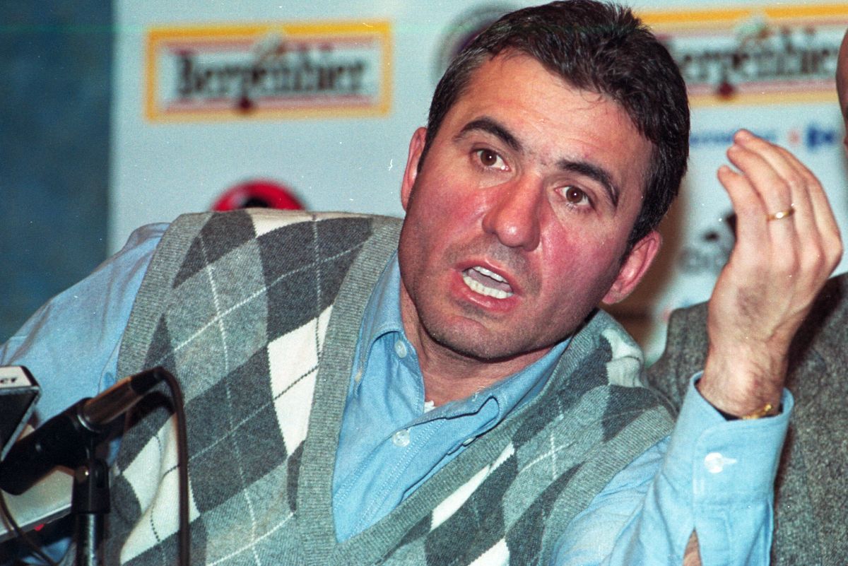Conferința cu cântec a lui Gică Hagi din 2001, după dezastrul cu Slovenia + paginile Gazetei Sporturilor