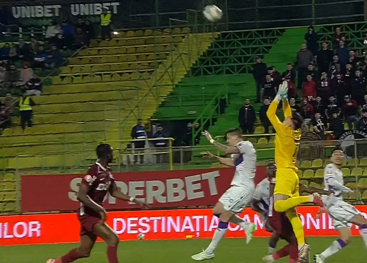 Fază ciudată la FC Argeș - CFR Cluj, cu Istvan Kovacs în prim-plan: „De ce mai dai cartonaș galben?”