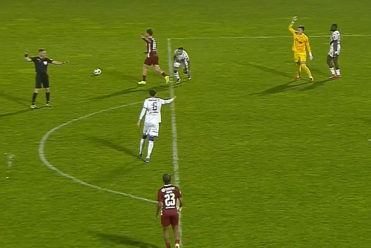 Fază ciudată la FC Argeș - CFR Cluj, cu Istvan Kovacs în prim-plan: „De ce mai dai cartonaș galben?”