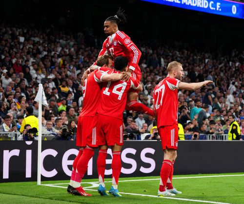 Michael Olise, în vârful piramidei bucuriei bavareze, după unul din cele 155 goluri marcate de Bayern în acest sezon / Foto: GettyImages
