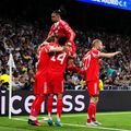 Michael Olise, în vârful piramidei bucuriei bavareze, după unul din cele 155 goluri marcate de Bayern în acest sezon / Foto: GettyImages