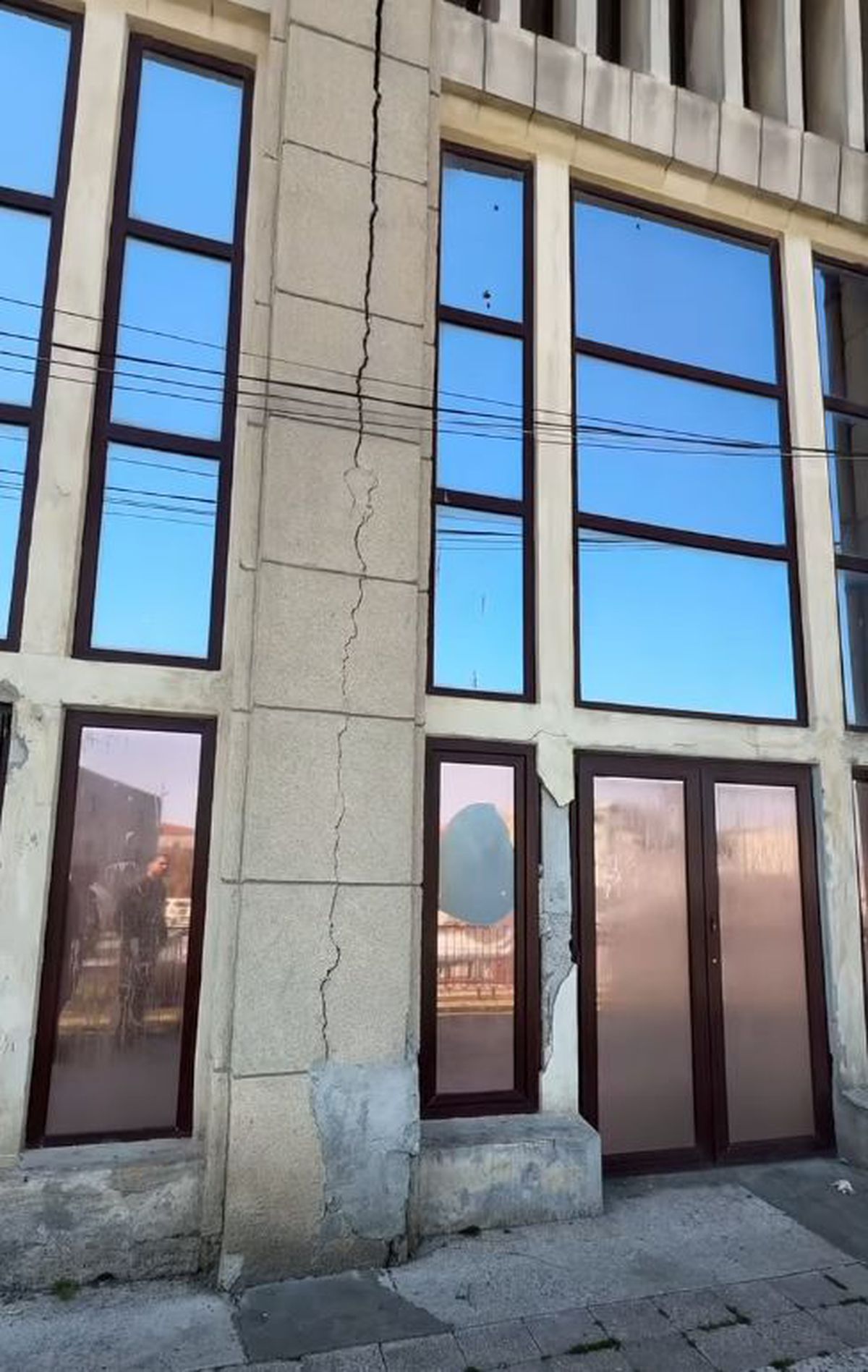 „Au vrut să împartă sala în două” » Imagini halucinante cu polivalenta istorică din România