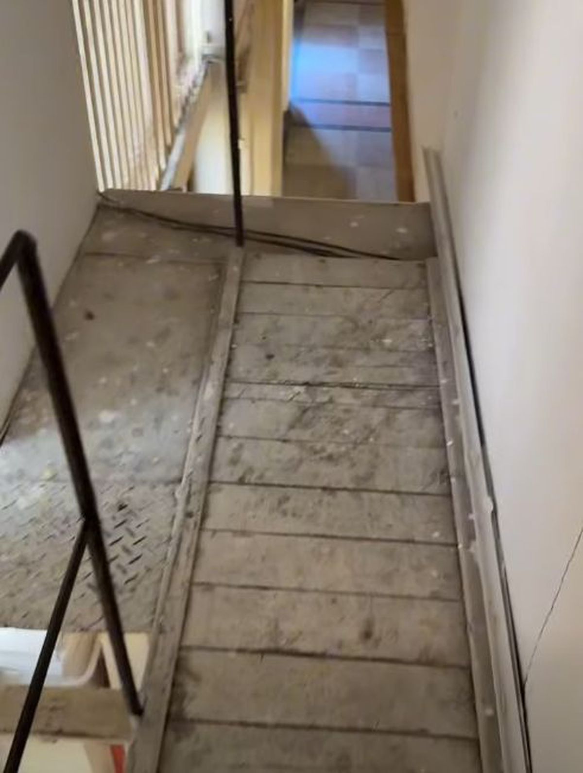 „Au vrut să împartă sala în două” » Imagini halucinante cu polivalenta istorică din România