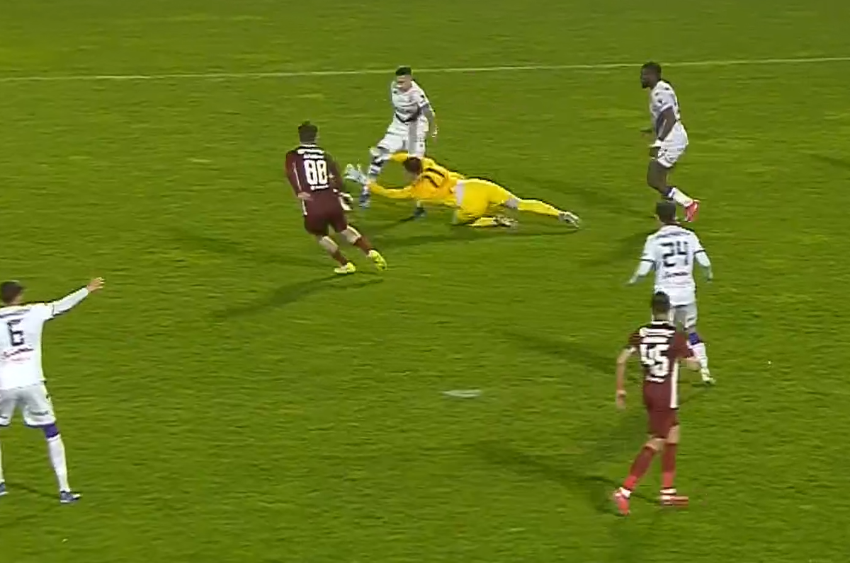 Fază ciudată la FC Argeș - CFR Cluj, cu Istvan Kovacs în prim-plan: „De ce mai dai cartonaș galben?”