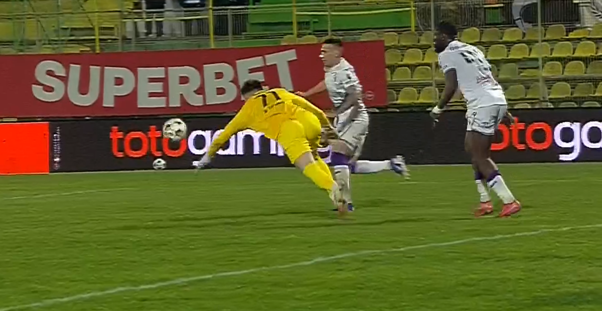 Fază ciudată la FC Argeș - CFR Cluj, cu Istvan Kovacs în prim-plan: „De ce mai dai cartonaș galben?”