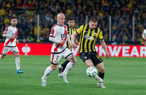 Răzvan Marin (dreapta), în duel cu Isi Palazon / Foto: Imago