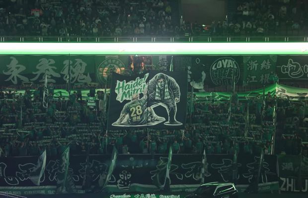 Scenografie de susținere pentru Alexandru Mitriță în China: „Haide, Mitri!”