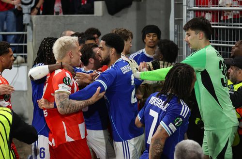 Jucătorii lui Mainz și Strasbourg s-au încăierat după fluierul final / Foto: Imago