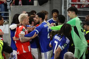 La Strasbourg s-a lăsat cu păruială! Încăierare după fluierul final