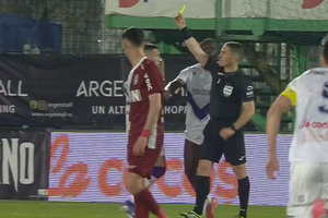 Fază ciudată la FC Argeș - CFR Cluj, cu Istvan Kovacs în prim-plan: „De ce mai dai cartonaș galben?”