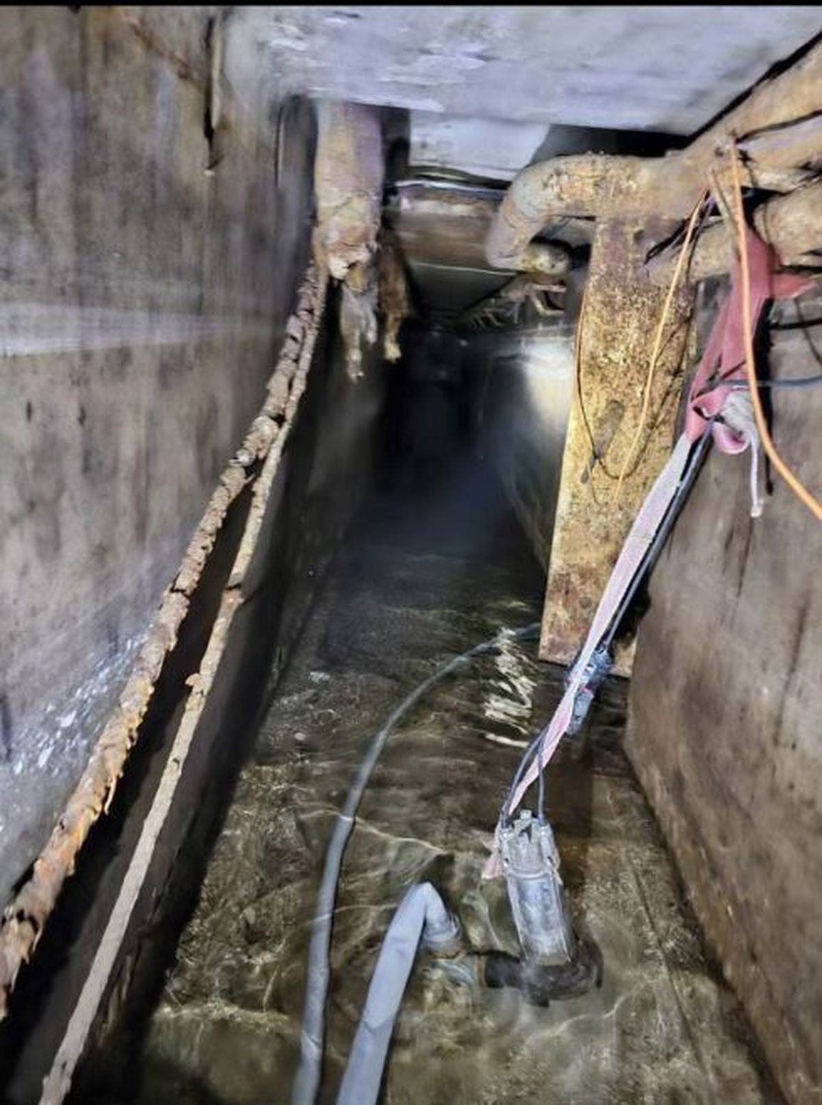 „Au vrut să împartă sala în două” » Imagini halucinante cu polivalenta istorică din România