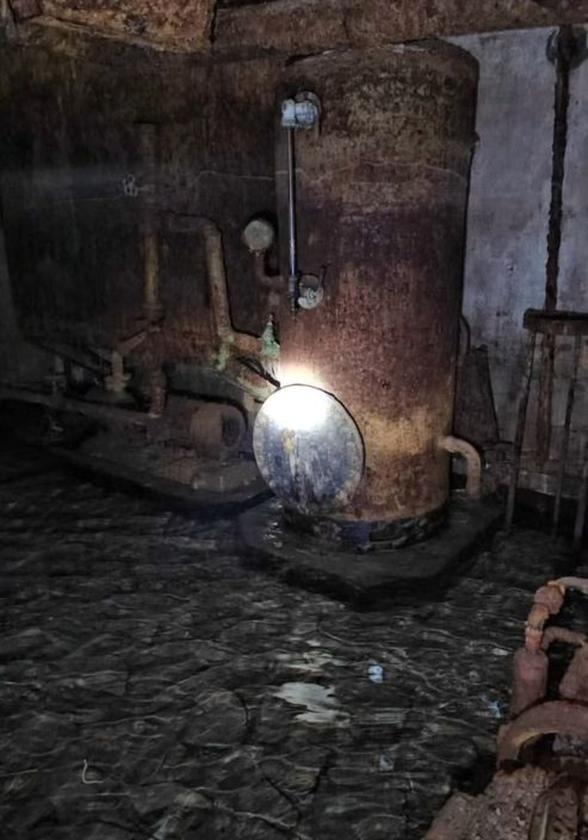 „Au vrut să împartă sala în două” » Imagini halucinante cu polivalenta istorică din România