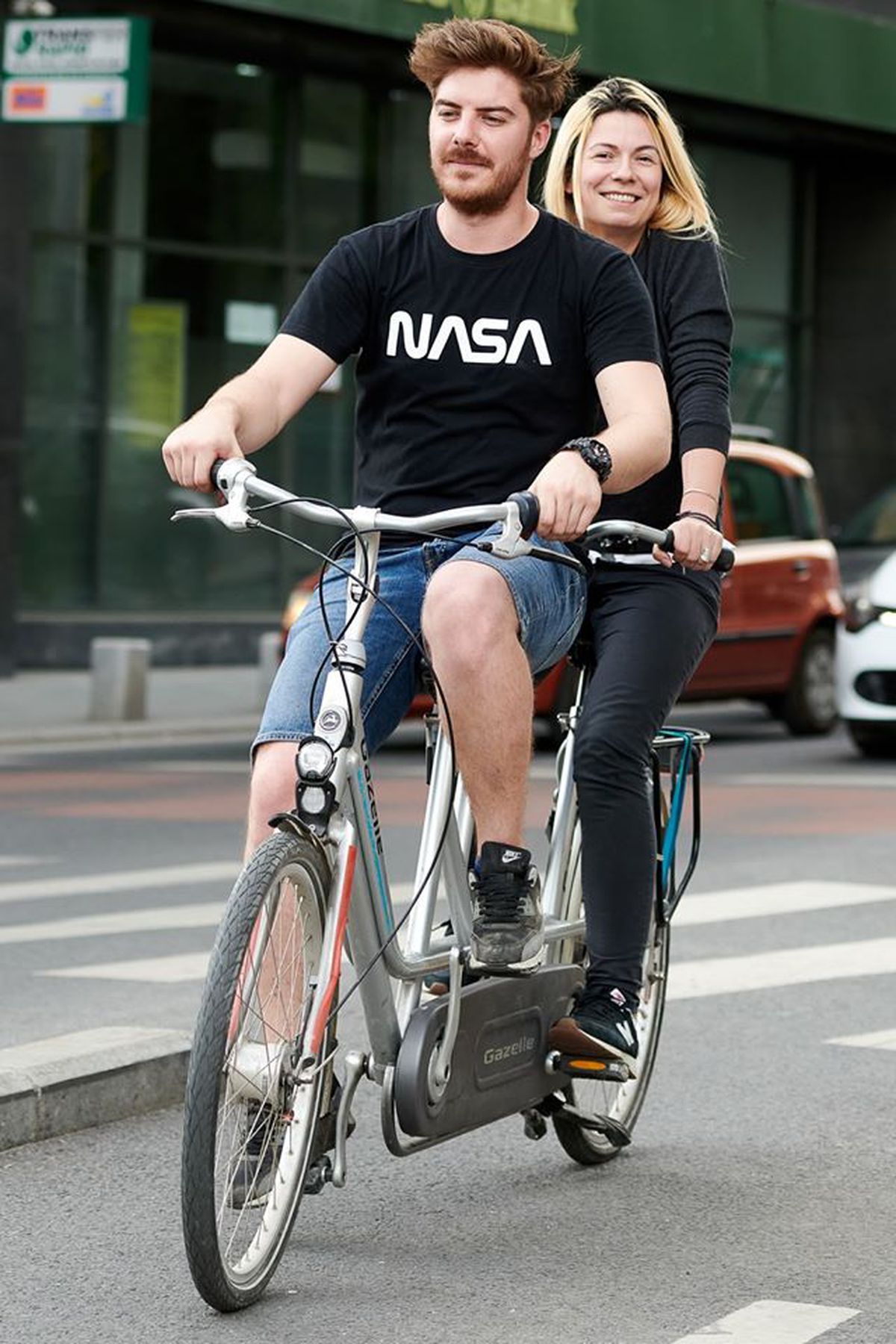 Imagine incredibilă din Brazilia » Un cadavru a rămas 30 de ore pe stradă, la Rio de Janeiro. S-a jucat fotbal lângă el!