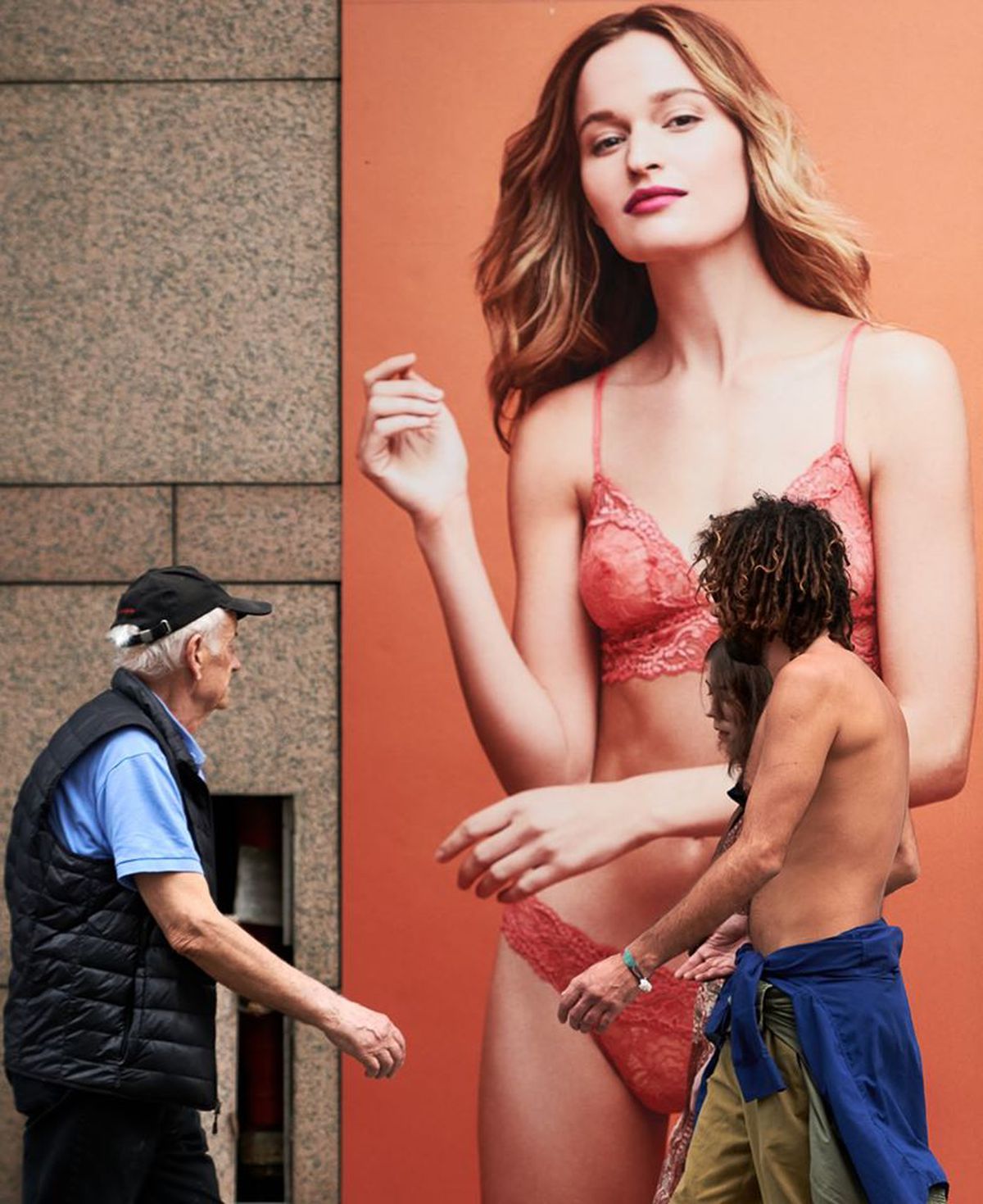 Imagine fabuloasă! Președintele surprins la cumpărături cu mască și în pantaloni scurți