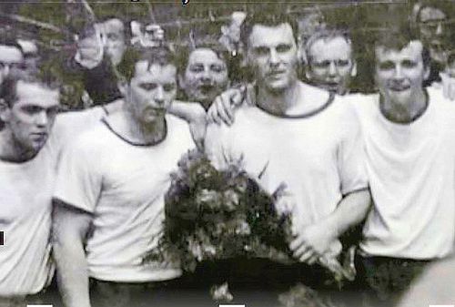 Hansi, în centru, cu flori, după cîștigarea titlului național în Germania cu VfL Gummersbach