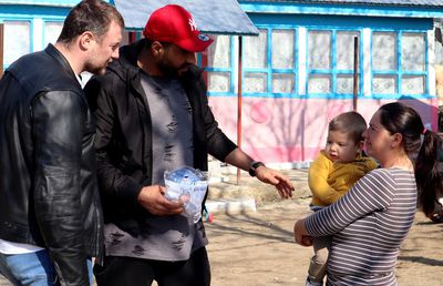 „Acei ochi albaștri mă vor urmări toată viața” » Dinamoviștii, marcați de întâlnirea cu oamenii sărmani dintr-un sat ieșean