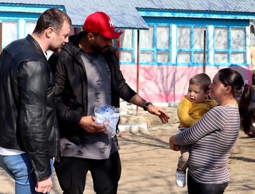 Handbaliștii lui Dinamo au ajutat oamenii din satul Drăgușeni