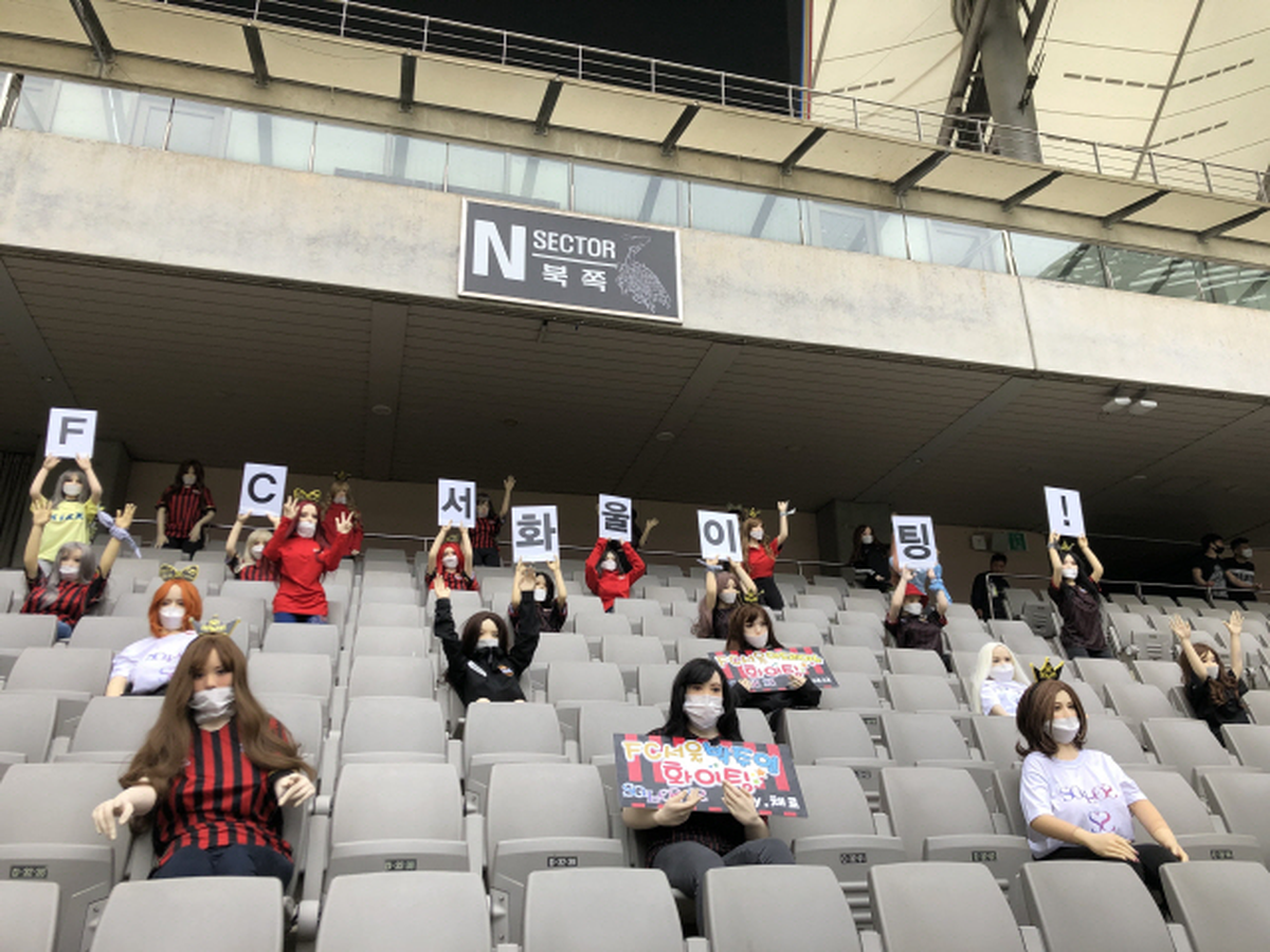 FOTO INCREDIBIL » Păpuși gonflabile ca fani în tribune la FC Seoul!