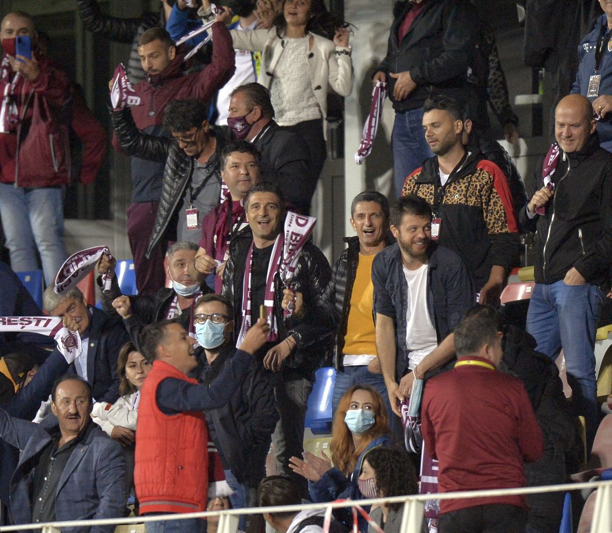 Oamenii de fotbal s-au înghesuit, la propriu, la Rapid - FC U Craiova! Mircea și Răzvan Lucescu, în centrul atenției