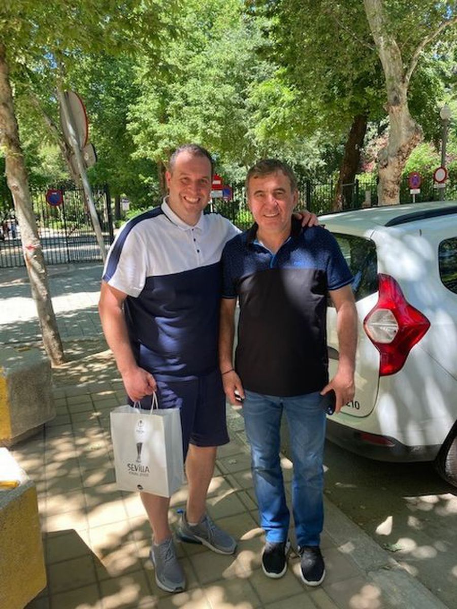 Gică Hagi, pe străzile din Sevilla înainte de finala Europa League // foto: dailyrecord Iau cu asalt Sevilla » Peste 150.000 de suporteri fac deplasarea pentru Frankfurt - Rangers. Gică Hagi va fi prezent și el la finala Europa League