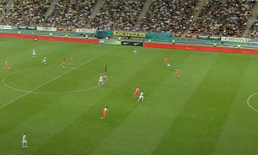 Apărarea FCSB la golul 2 al Voluntariului (foto: captură TV Prima Sport) Naivitatea, de fapt acesta e subiectul!