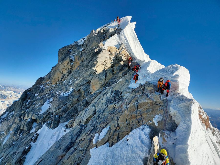 Premieră pentru alpinismul românesc » Gabriel Băicuș a escaladat două dintre cele mai înalte vârfuri din lume în puțin peste 24 de ore