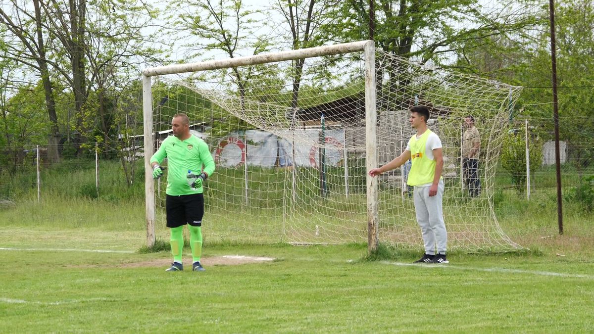 Talpan, rezolv-o p-asta! Doi antrenori s-au certat și fiecare și-a înființat echipa lui: „Jandarmeria a venit doar ca să nu li se urce băutura la cap”