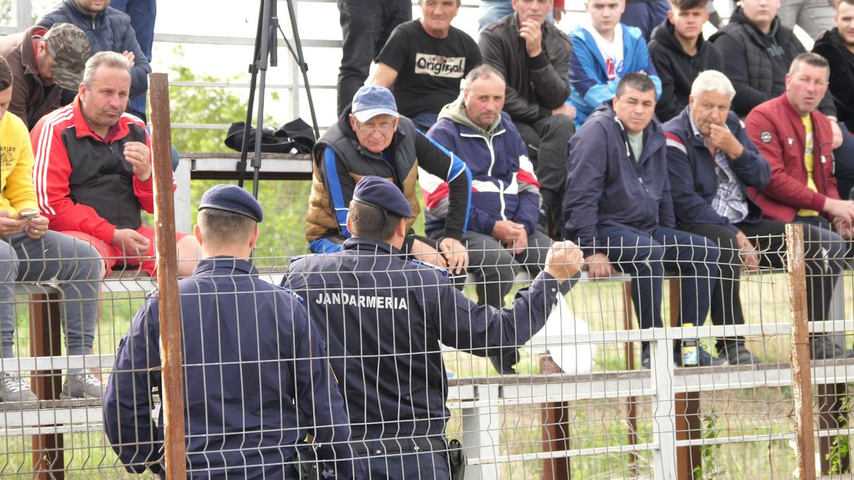 Talpan, rezolv-o p-asta! Doi antrenori s-au certat și fiecare și-a înființat echipa lui: „Jandarmeria a venit doar ca să nu li se urce băutura la cap”