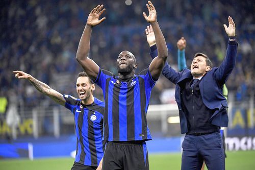 Romelu Lukaku în centru, Javier Zanetti în dreapta // foto: Imago Images