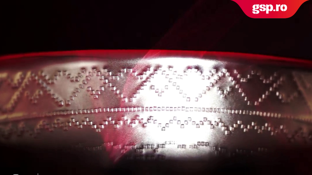 Prezentarea trofeului pe care-l va primi Farul/FCSB » Numele campioanei, gravat în timp real