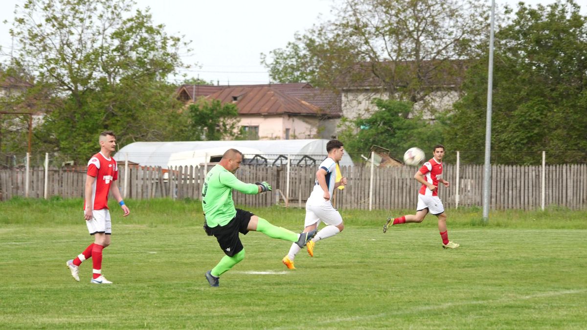 Talpan, rezolv-o p-asta! Doi antrenori s-au certat și fiecare și-a înființat echipa lui: „Jandarmeria a venit doar ca să nu li se urce băutura la cap”