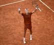 Danezul Holger Rune (20 de ani, 7 ATP) l-a învins pe Novak Djokovic (35 de ani, 1 ATP), scor 6-2, 4-6, 6-2, și s-a calificat în semifinalele turneului de la Roma.