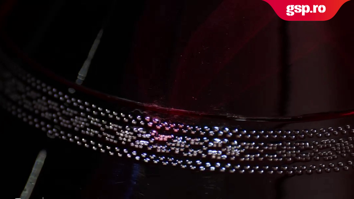 Prezentarea trofeului pe care-l va primi Farul/FCSB » Numele campioanei, gravat în timp real