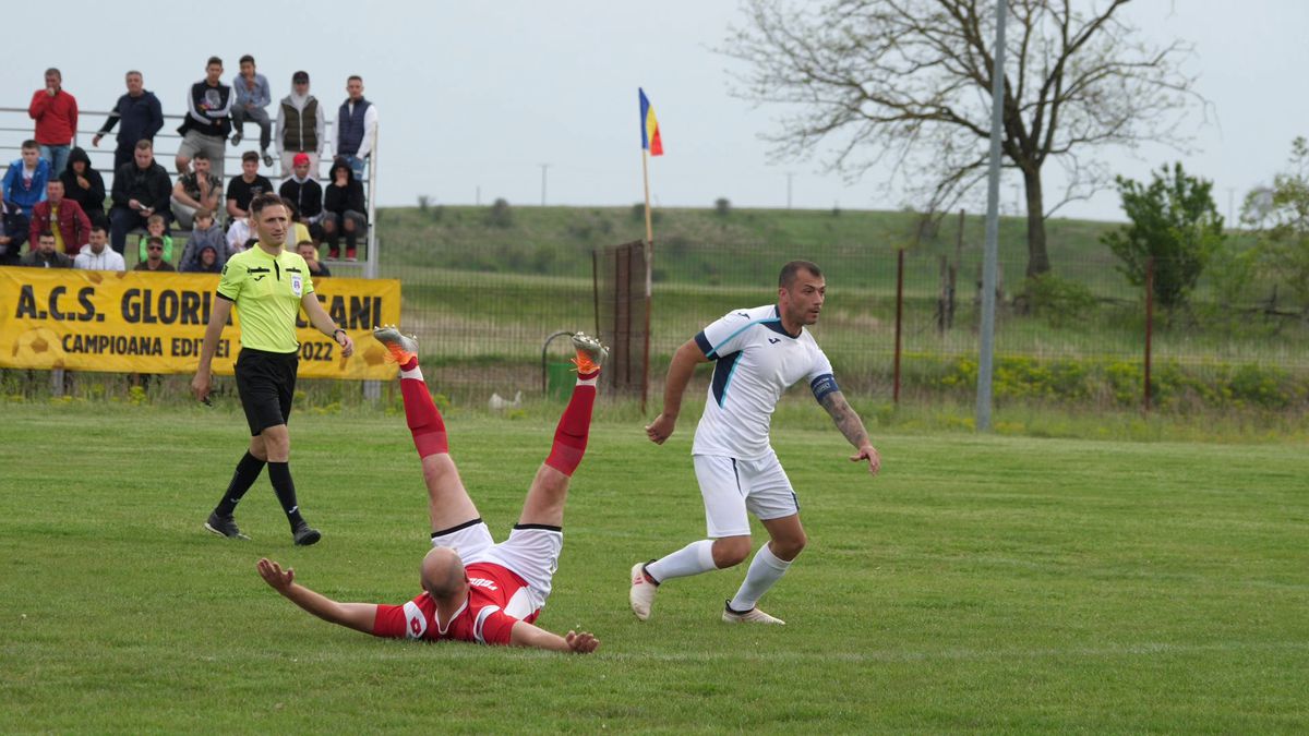 Talpan, rezolv-o p-asta! Doi antrenori s-au certat și fiecare și-a înființat echipa lui: „Jandarmeria a venit doar ca să nu li se urce băutura la cap”