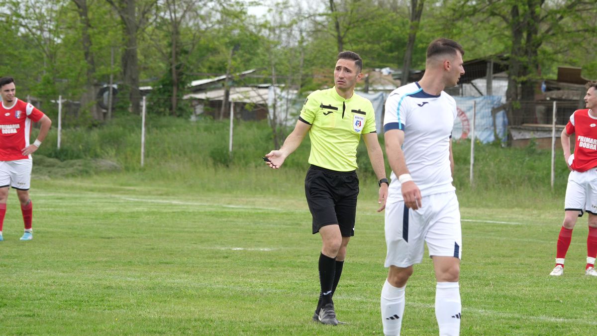 Talpan, rezolv-o p-asta! Doi antrenori s-au certat și fiecare și-a înființat echipa lui: „Jandarmeria a venit doar ca să nu li se urce băutura la cap”