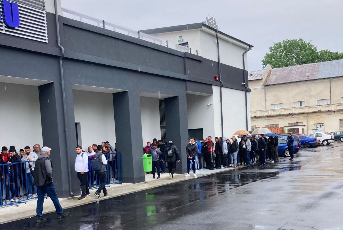 Cozi imense și scandal la Târgoviște înainte de Chindia - FC Voluntari