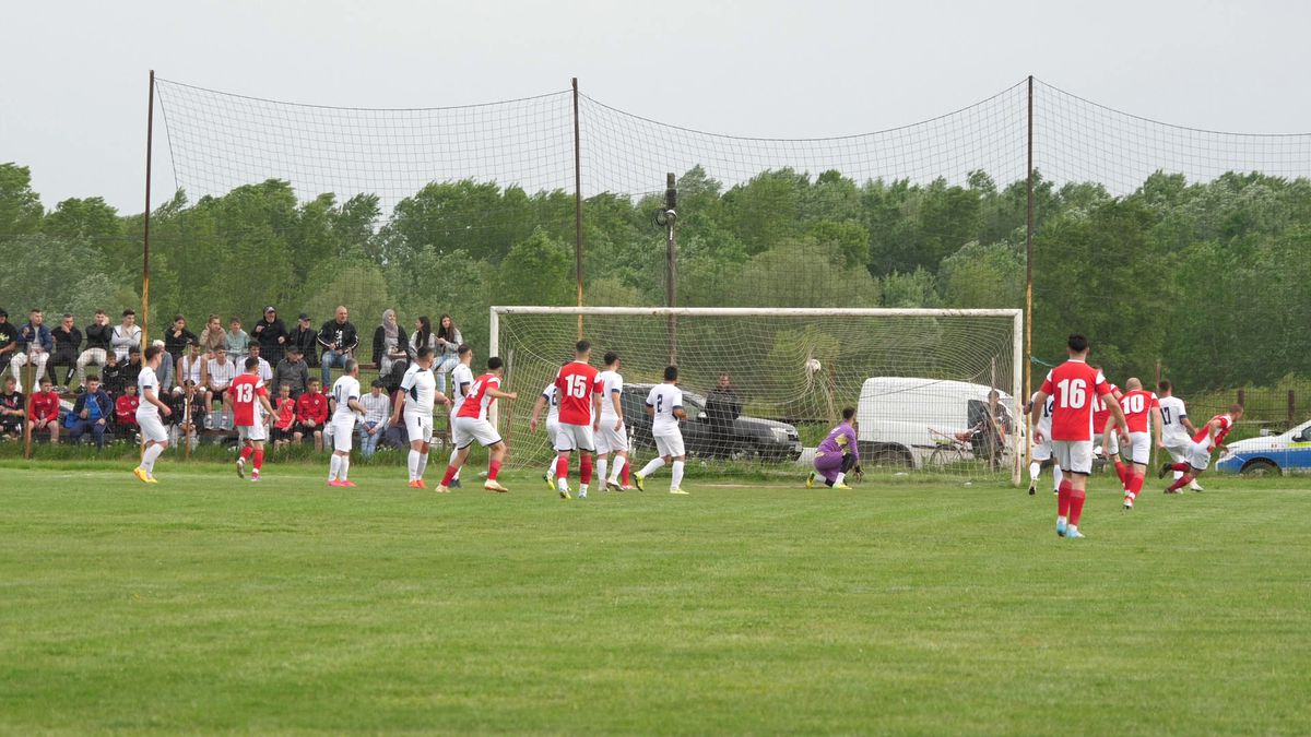 Talpan, rezolv-o p-asta! Doi antrenori s-au certat și fiecare și-a înființat echipa lui: „Jandarmeria a venit doar ca să nu li se urce băutura la cap”