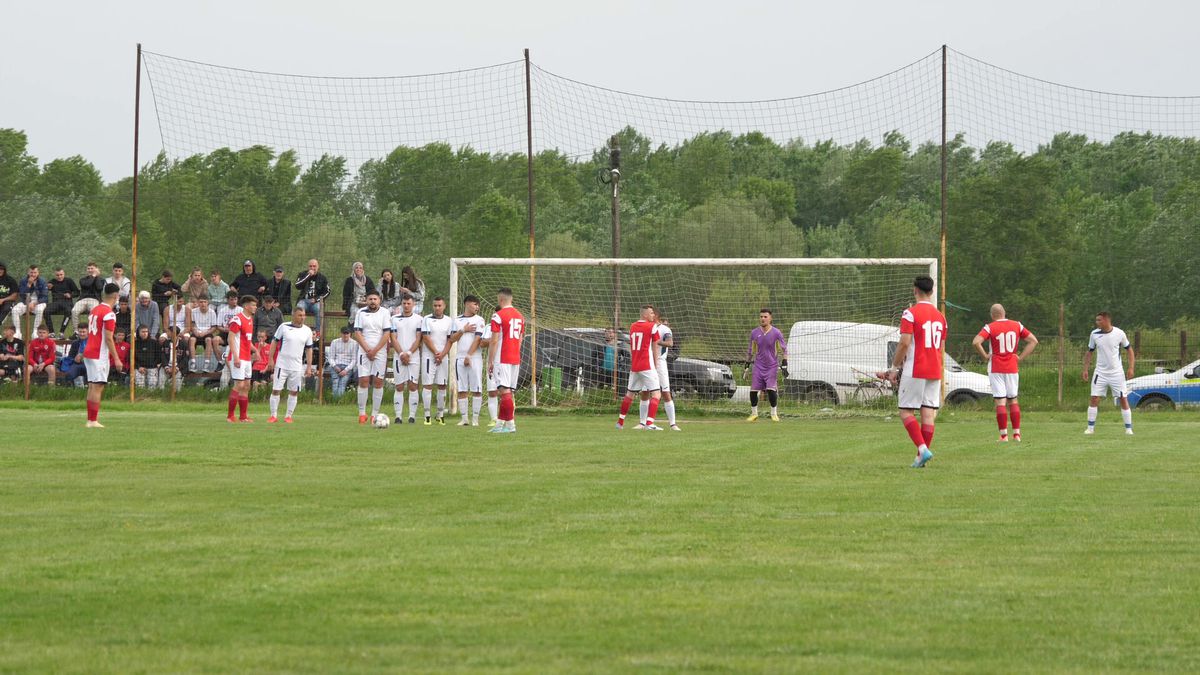 Talpan, rezolv-o p-asta! Doi antrenori s-au certat și fiecare și-a înființat echipa lui: „Jandarmeria a venit doar ca să nu li se urce băutura la cap”