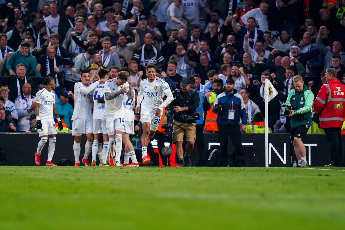 Nebunie în Anglia » Leeds și-a distrus adversara și e la un meci de revenirea în Premier League