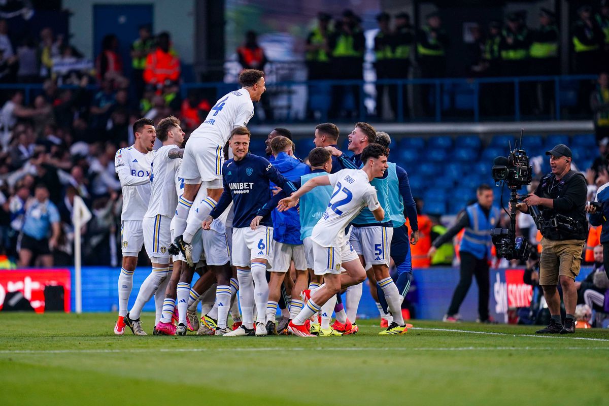 Nebunie în Anglia » Leeds și-a distrus adversara și e la un meci de revenirea în Premier League
